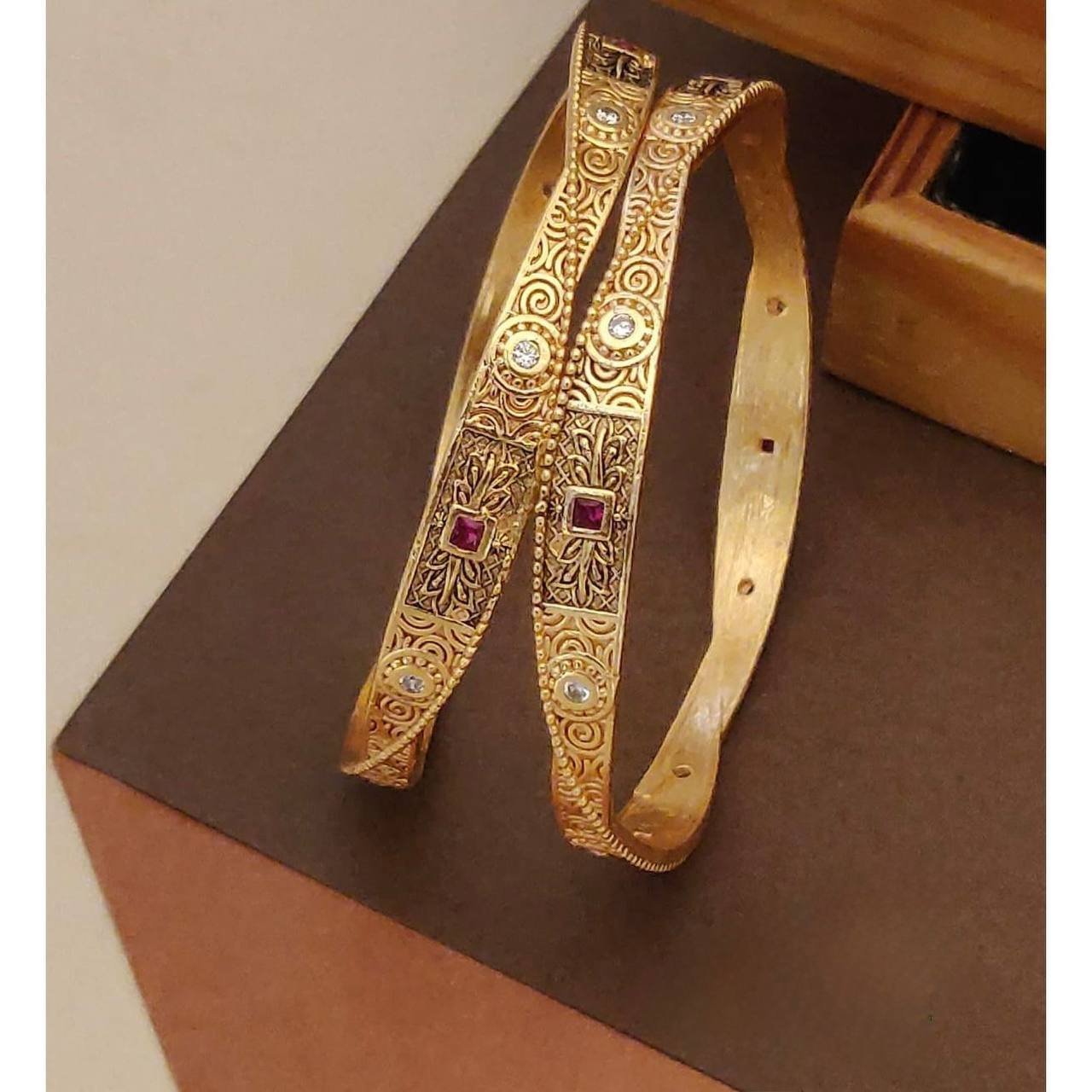 Gold bangales