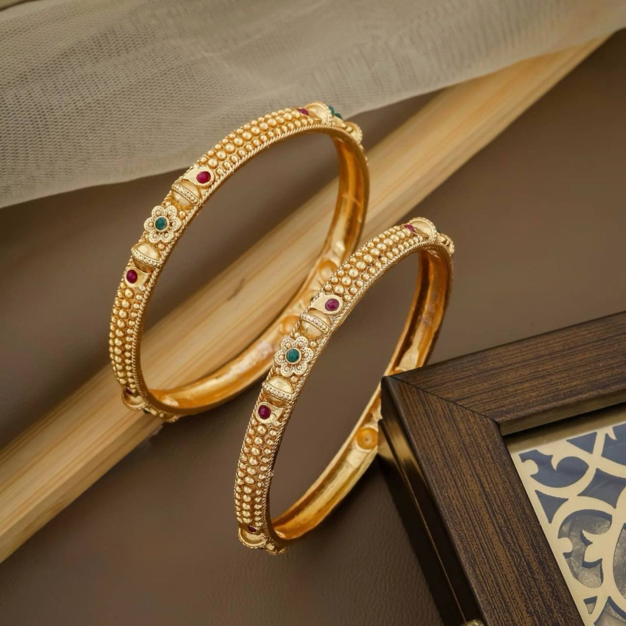 Gold bangales